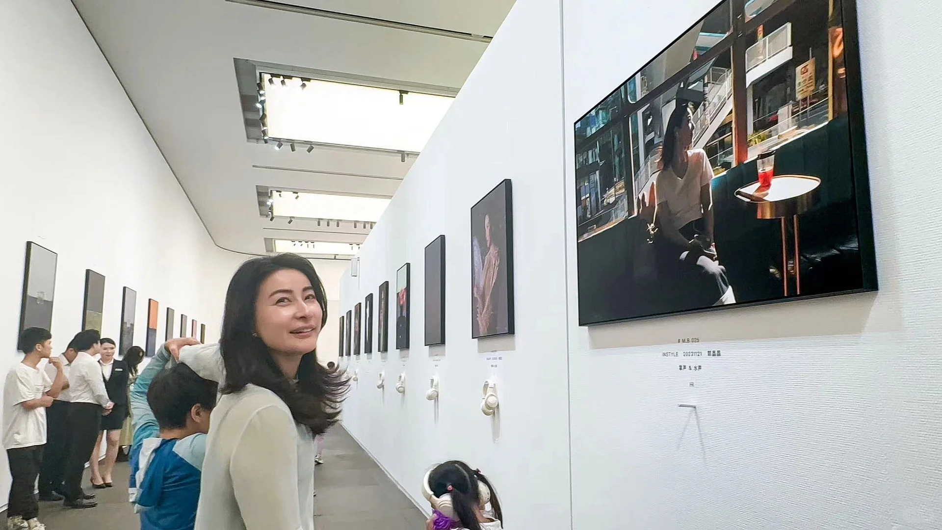 有片丨郭晶晶帶娃坐高鐵到深圳看畫展 點讚大灣區(qū)一小時生活圈